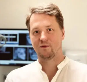 Fogorvos fehér munkaruhában