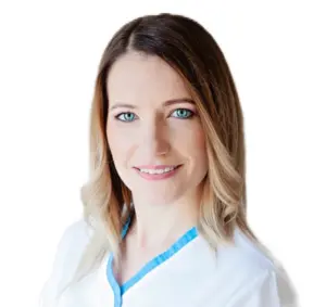 Mosolygó fogorvos fehér munkaruhában