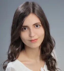 Mosolygó fogorvos fehér felsőben