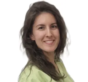 Mosolygó fogorvos színes munkaruhában