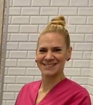 Mosolygó fogorvos színes munkaruhában