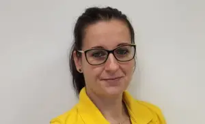 Mosolygó fogorvos színes munkaruhában