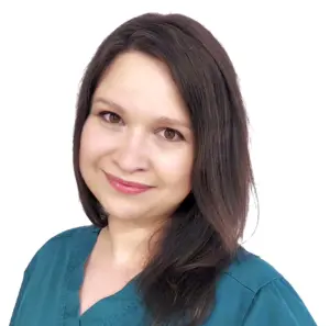 Mosolygó fogorvos színes munkaruhában